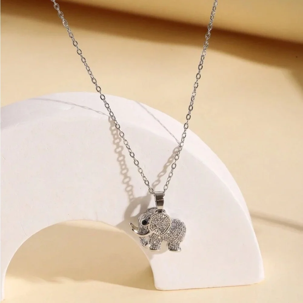 🌹 Silver Tone Elephant‎ Pendant Necklace